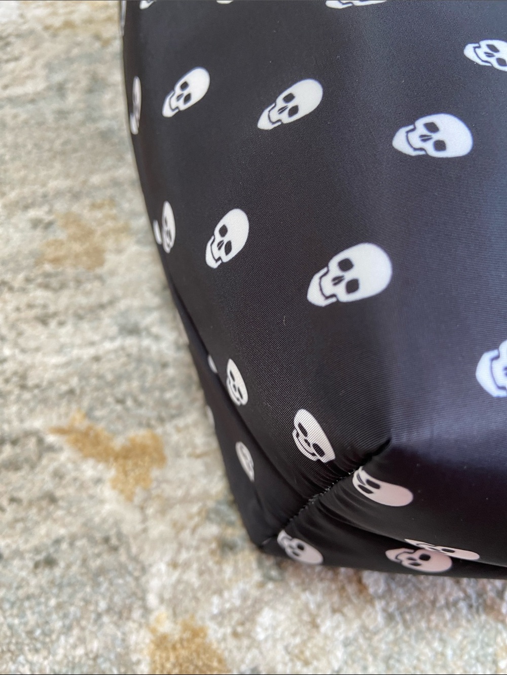 Betsey Johnson Black Skull Print Insulated Tote - Picture 11 of 12